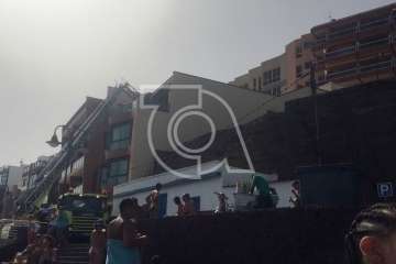 Operativo de emergencia para evacuar a una persona en Melenara (Foto TA)