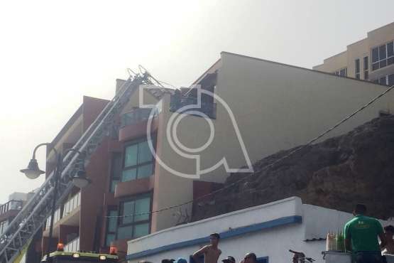 Operativo de emergencia para evacuar a una persona en Melenara (Foto TA)