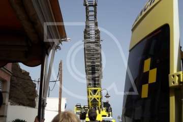 Operativo de emergencia para evacuar a una persona en Melenara (Foto TA)