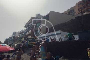 Operativo de emergencia para evacuar a una persona en Melenara (Foto TA)