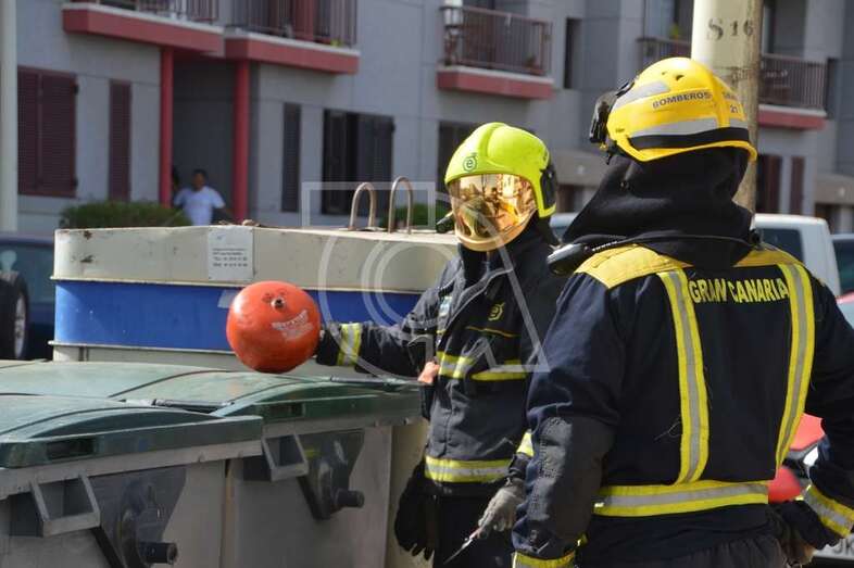 Los bomberos vaciaron la pequeña bombona de gas (Foto TA)