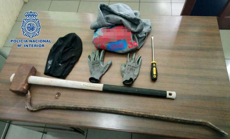 Los ladrones iban pertrechados con una palanca de hierro y una maza (Foto TA).