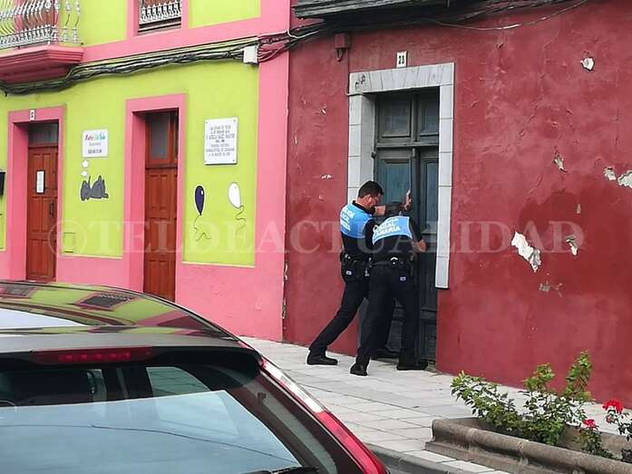 Los dos agentes, en el momento de la intervención (Foto TA).