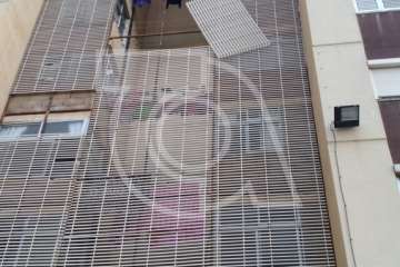 Un trozo de una valla protectora de una solana cae desde una quinta planta en Jinámar (Foto TA)