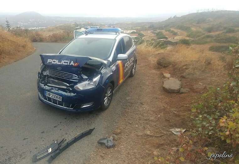 Estado en que quedó un coche patrulla de la Policía Nacional (Foto TA)