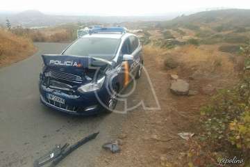 Embiste a los coches policiales en su huida en Telde (Foto TA)