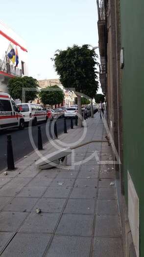 Luminaria desplomada sobre la acera en una calle de San Juan (Foto TA)