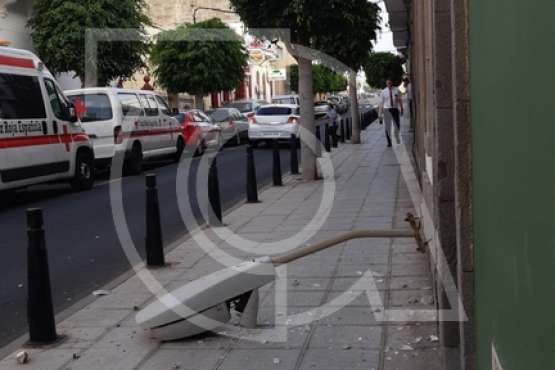 Caída en San Juan de una luminaria del alumbrado público (Foto TA)