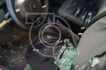 Imagen del interior del vehículo al que el agresor ocasionó daños (Foto TA)