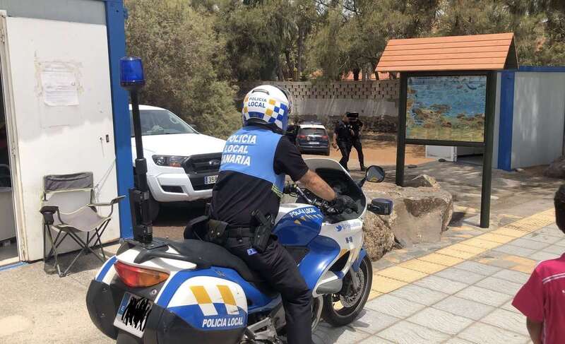 Imagen de archivo de efectivos de la Policía Local y Nacional en la costa de Telde (Foto TA)