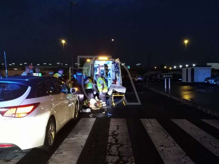 Personal del SUC atiende a la víctima del atropello (Foto TA)