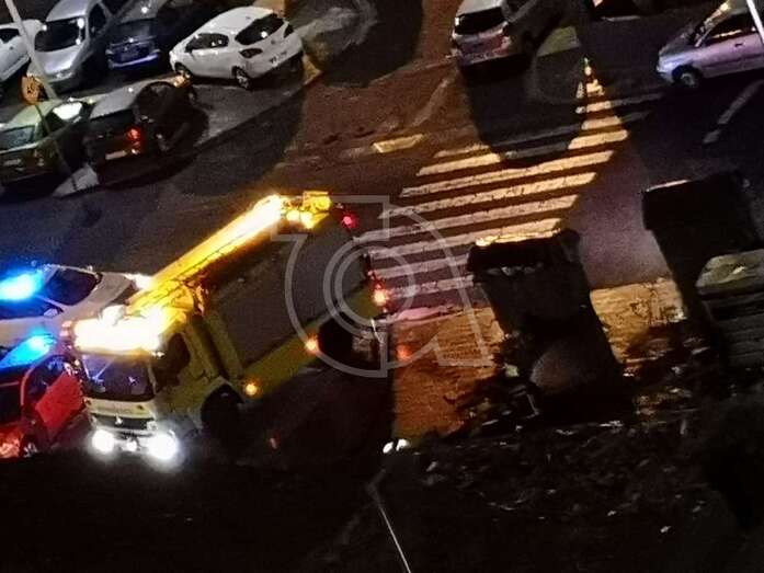 Una unidad de bomberos en el lugar de la quema (Foto TA)