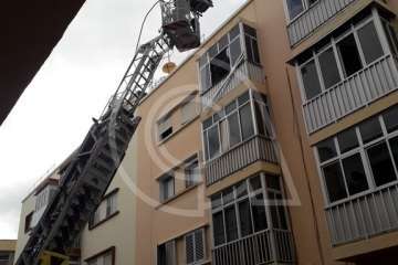 Los bomberos evacúan por la ventana de su casa a una enferma de Las Huesas (Foto TA)