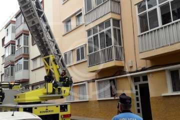 Los bomberos evacúan por la ventana de su casa a una enferma de Las Huesas (Foto TA)