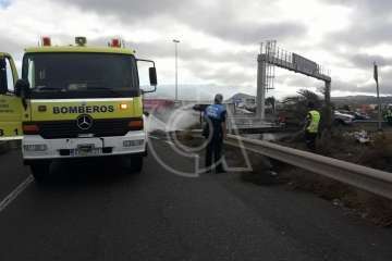 Una colilla origina un incendio de basura acumulada en la entrada a Leroy desde la GC-1 (Foto TA)