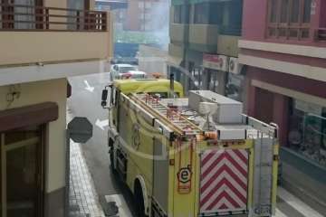 Incendio de arbustos en un solar vallado de Los Llanos (Foto TA)