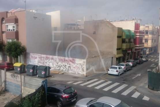 Incendio de arbustos en un solar vallado de Los Llanos (Foto TA)