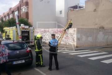 Incendio de arbustos en un solar vallado de Los Llanos (Foto TA)