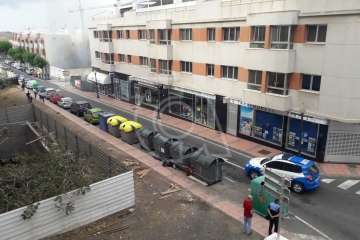 Incendio de arbustos en un solar vallado de Los Llanos (Foto TA)