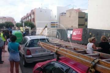 Incendio de arbustos en un solar vallado de Los Llanos (Foto TA)