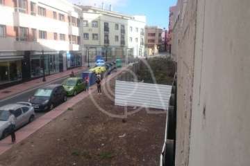 Incendio de arbustos en un solar vallado de Los Llanos (Foto TA)