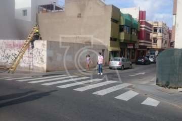 Incendio de arbustos en un solar vallado de Los Llanos (Foto TA)