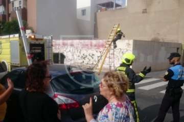 Incendio de arbustos en un solar vallado de Los Llanos (Foto TA)