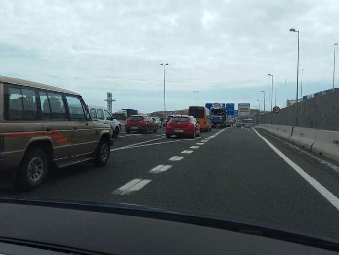 Imagen de archivo de colas en la GC-1 por un accidente (Foto TA)