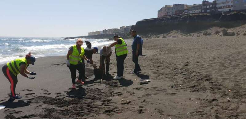 Bolas de piche en la playa de Palos (Foto TA)