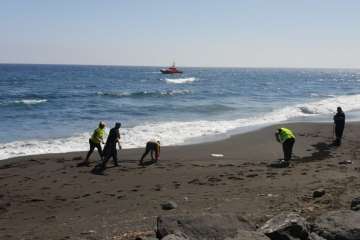 Bolas de piche contaminan las playas teldense de Los Palos y San Borondón (Foto TA)