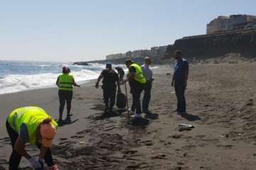 Bolas de piche contaminan las playas teldense de Los Palos y San Borondón (Foto TA)
