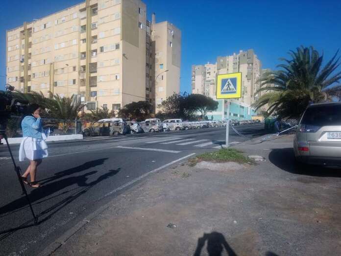 Calle Fernando Sagaseta, con los coches calcinados al fondo (Foto TA)