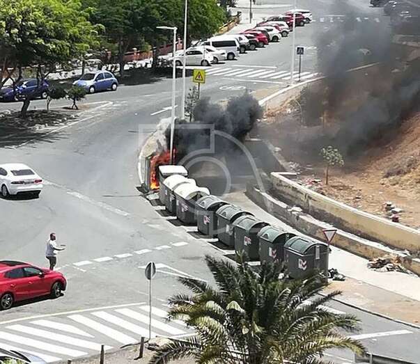 Las llamas acaban con otro contenedor en el Valle de Jinámar (Foto TA)