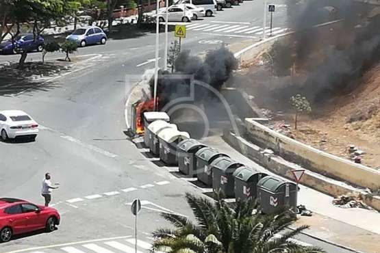 El vandalismo campa a sus anchas en Jinámar y quema otro contenedor (Foto TA)