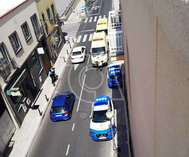 Ambulancias y coches patrulla de la Policía Local, en el lugar del suceso (Foto TA)