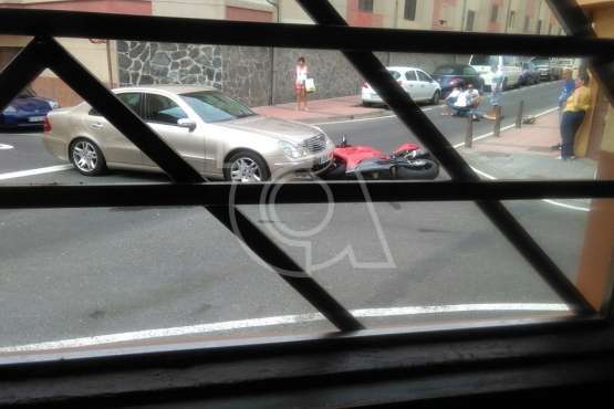 Aparatoso atropello de un motorista en una calle de La Garita (Foto TA)