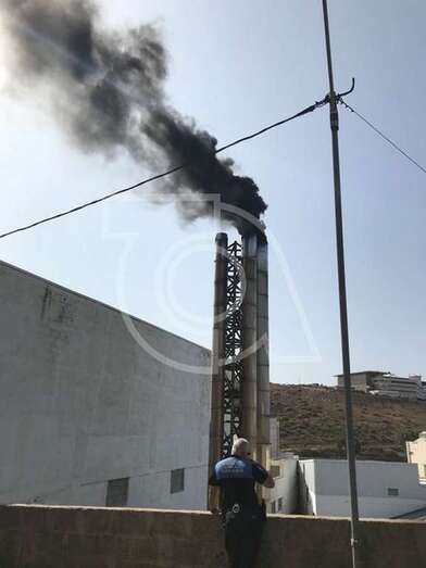 Humo negro saliendo por la chimenea de la industria (Foto TA)