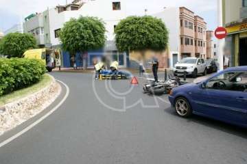 Un motorista, lesionado en una colisión con un turismo en la rotonda del Acueducto (Foto TA)