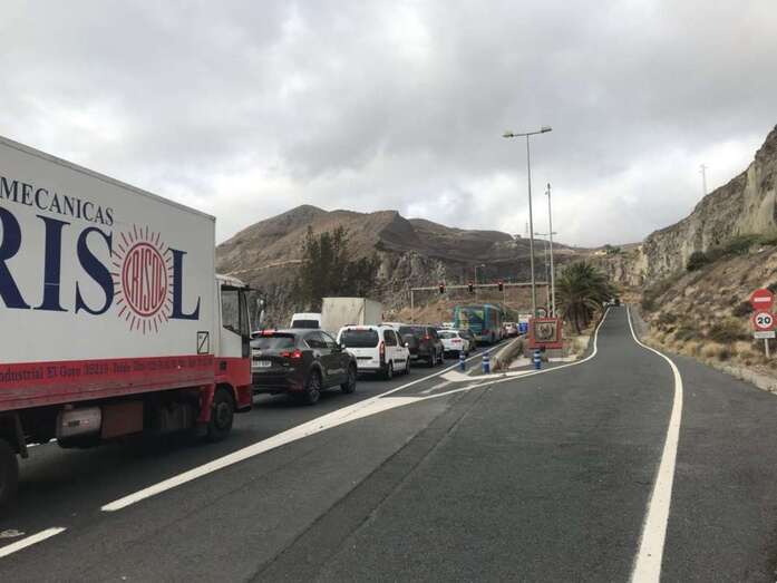 La retención de tráfico se extiende hasta la capital grancanaria (Foto TA)