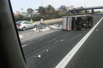 Vuelco de un camión en la GC-1 a la altura del Cruce de Melenara-Telde (Foto TA)