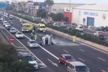 Vuelco de un camión en la GC-1 a la altura del Cruce de Melenara-Telde (Foto TA)