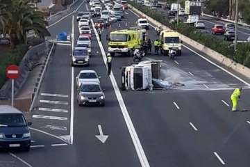 Vuelco de un camión en la GC-1 a la altura del Cruce de Melenara-Telde (Foto TA)