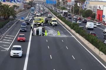 Vuelco de un camión en la GC-1 a la altura del Cruce de Melenara-Telde (Foto TA)