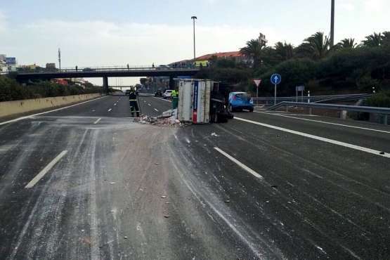 Vuelco de un camión en la GC-1 a la altura del Cruce de Melenara-Telde (Foto TA)