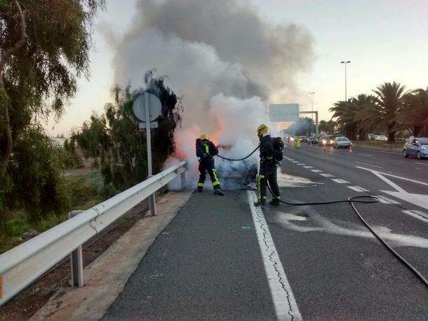 Imagen de archivo del incendio de un vehículo en la GC-1 (Foto TA)