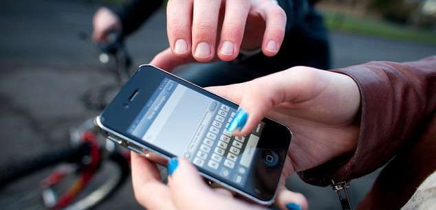 Robo de un móvil (Foto TA)