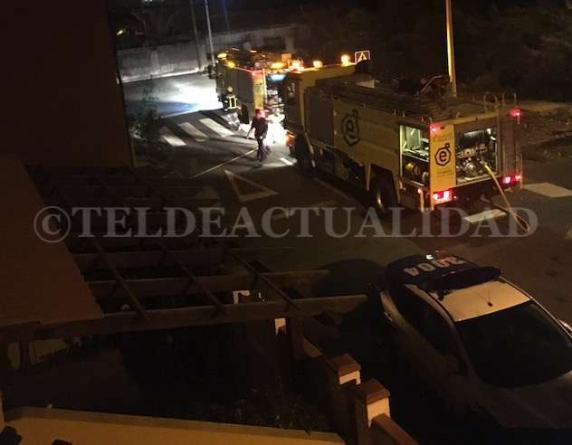 Dos dotaciones de bomberos intentan sofocar las llamas (Foto TA)