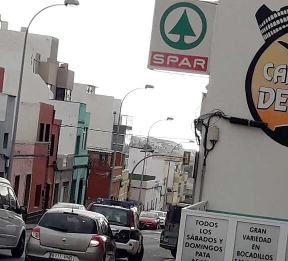 Imagen de un vehículo policial aparcado a las puertas del establecimiento (Foto TA)