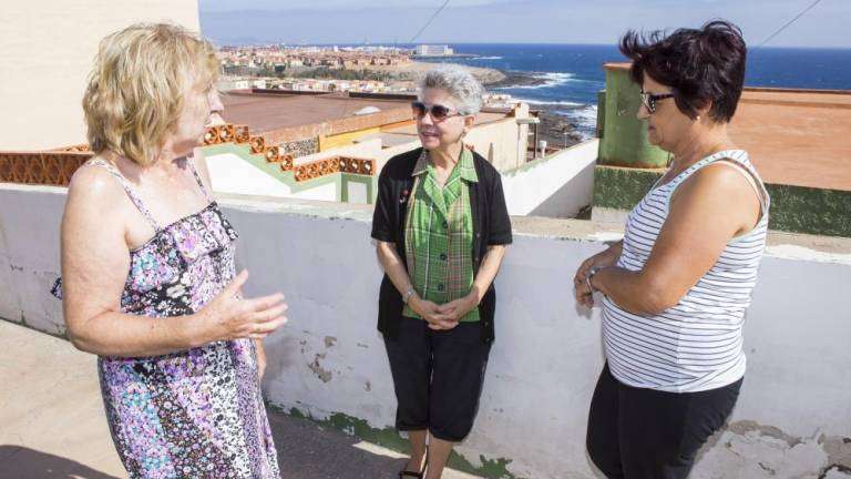 De izquierda a derecha, Ana María Acedo, María Rosa Pérez y Goya Rodríguez charlan en una calle de Playa del Hombre (Foto Borja Suárez/C7)