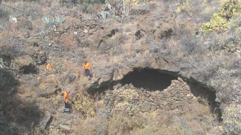 Voluntarios de Protección Civil rastrean una  cueva (Foto TA)